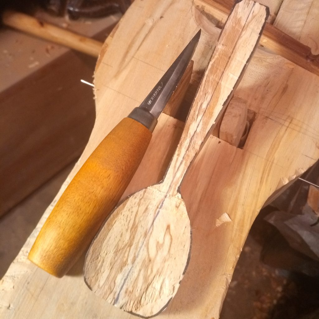 Outline cuts on the spoon